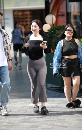 街拍微胖的紧身裤美眉
