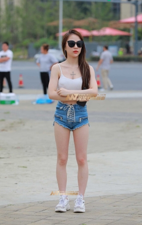 小背心，小月牙，小美眉