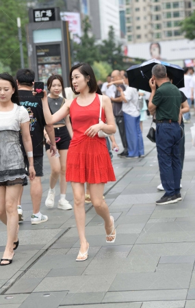 街拍短发红裙美女姐姐
