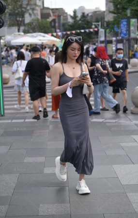 街拍灰色吊带裙美眉