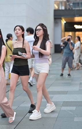 街拍白热裤美腿眼镜妹