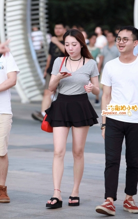 街拍黑色脱鞋短裙美眉
