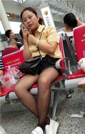 4k-候车室拍摄黄衬衫街拍黑丝性感美腿