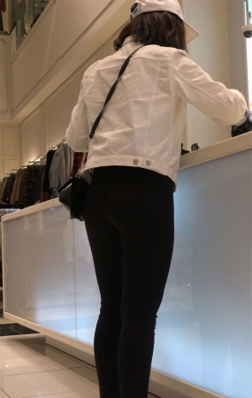 黑色紧身裤圆臀小姐姐买衣服