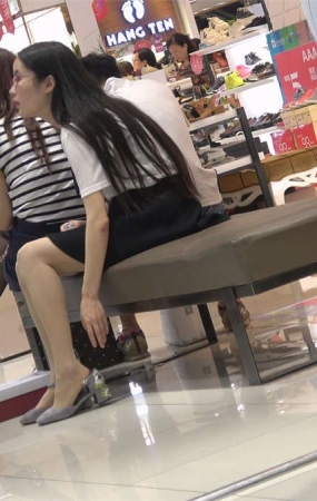 可爱短裙肉丝女孩试穿高跟鞋