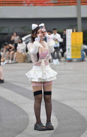丰满性感可爱女生