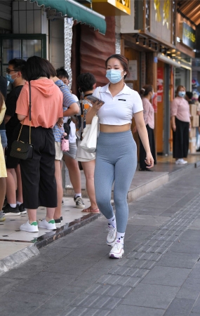 灰色翘臀紧身裤