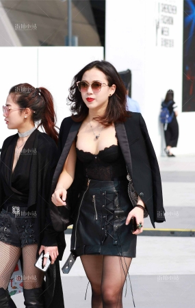 街拍丰满美女