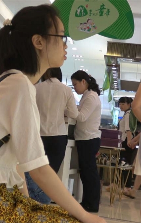 连衣裙美足少女