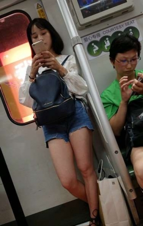 4k超清，热裤美腿小姐姐有点闷闷不乐