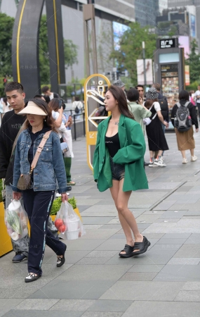 街拍绿色外套小姐姐