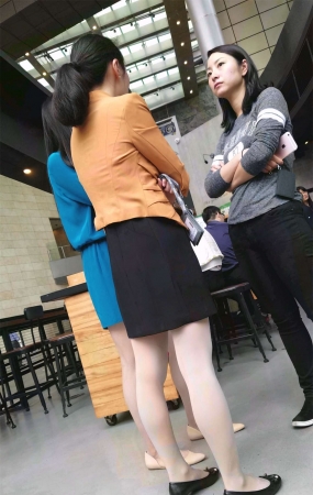 黄色肉丝袜两位大美女