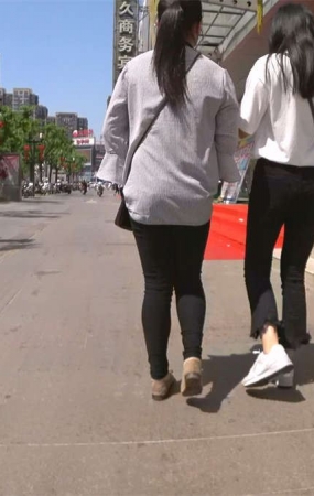 黑色紧身裤白T恤气质小姐姐