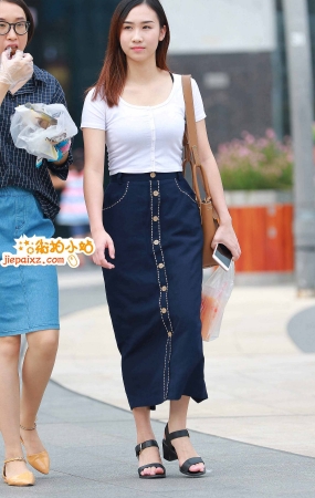长牛仔裙气质美女