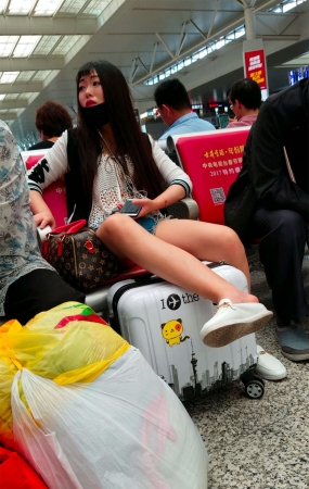 高铁站很性感的女子