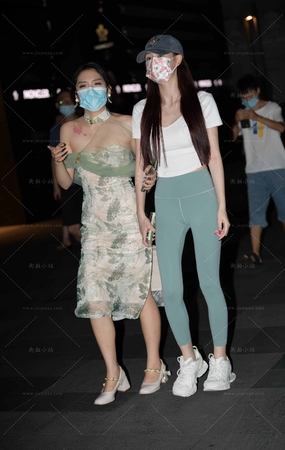 夜拍运动鞋紧身裤小姐姐