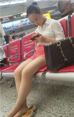 4k超清，候车室大秀丝袜美腿的粉热裤女孩