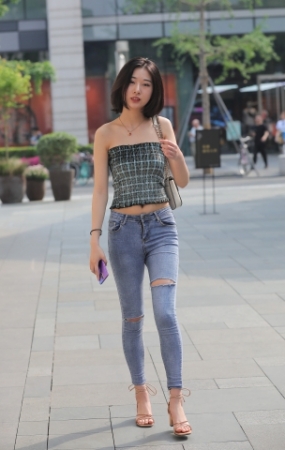 苗条紧身牛仔裤