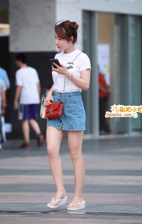 街拍文静的牛仔裙美眉