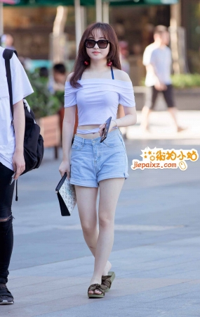 街拍牛仔热裤纯情小妞