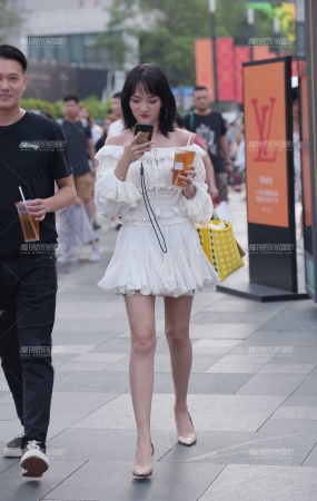 过马路的美女