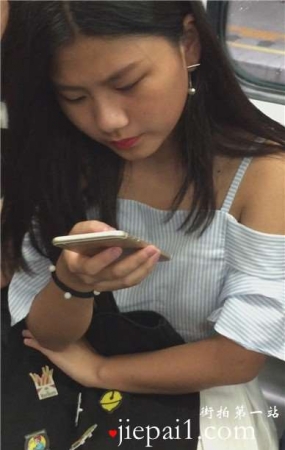 玩手机很入迷的美人，确实漂亮。