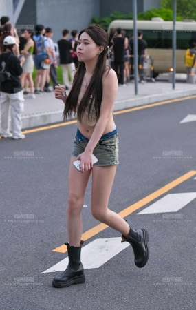 热裤露背穿搭 24-07-13-393