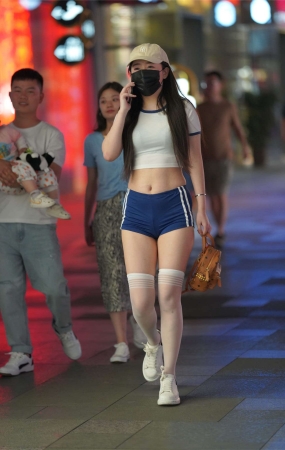 蓝色热裤白色中长袜