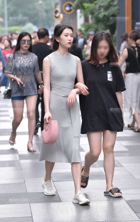 贴身的针织裙美女