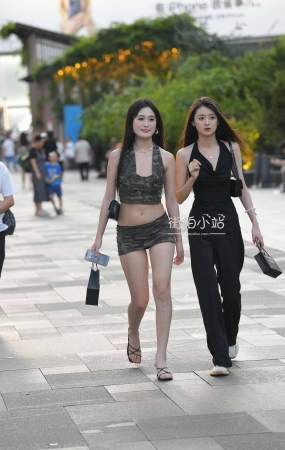 街拍夏日超短裙清凉小姐姐
