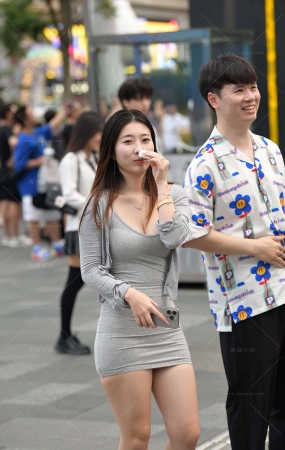 街拍微胖型超短裙女友