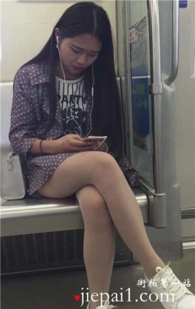 有点小无聊的妹子，你睡觉我摄你肉丝板鞋大长腿。