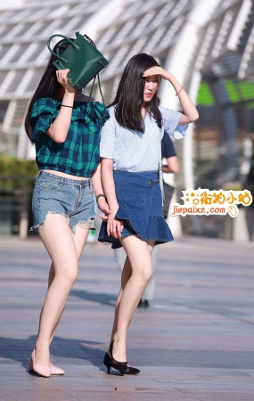 顶着烈日前行