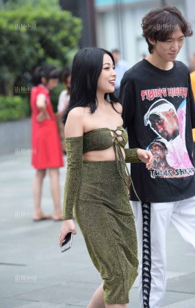 街拍性感身材奔放美女