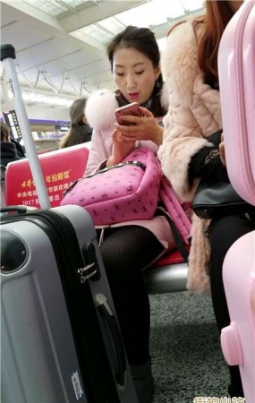 4K很有感觉的粉色羽绒服街拍丝袜大美女