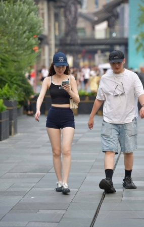 夏日清凉的居家热裤妹纸
