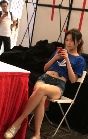 超短牛仔热裤街拍蓝色T恤露脐小清新美女