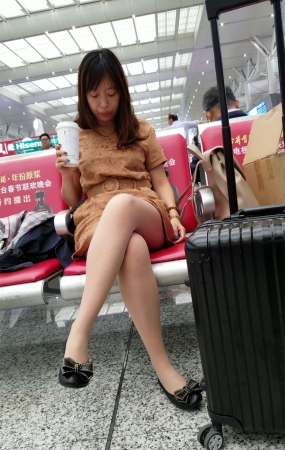 等车的连衣裙肉丝黑色皮鞋少妇