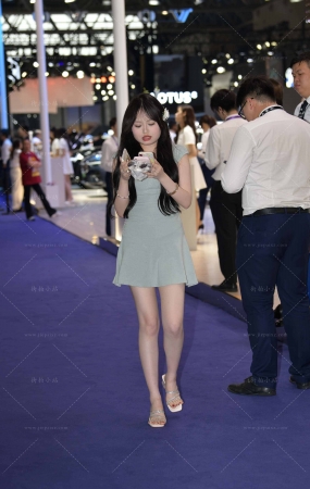 白白净净的美腿女生