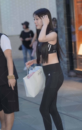 喜欢狗狗的黑色紧身裤小姐姐