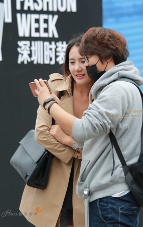 时装周长款外套气质靓丽美女