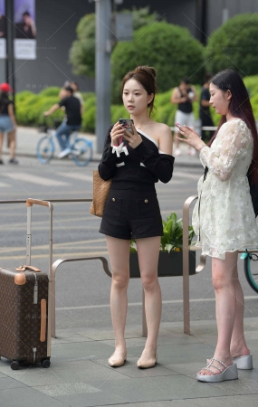 街拍小清新风白皙嫩腿小姐姐
