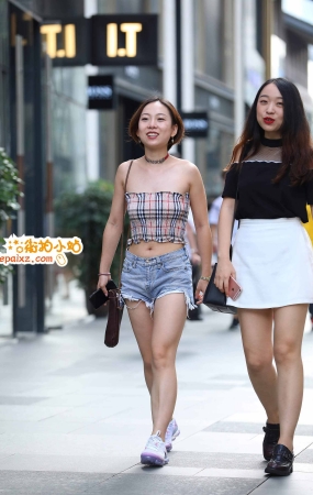 热裤小妞
