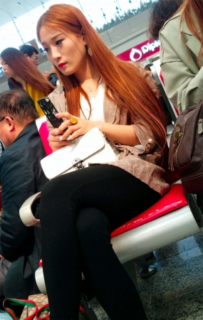 高铁站金色长发黑色紧身裤美腿玉足漂亮女神