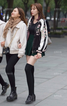 街拍短裙长筒袜美女