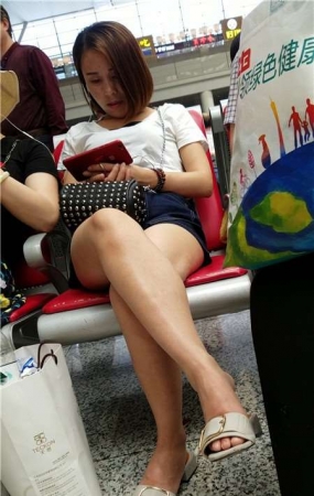 4k超清，候车室拍摄热裤裸腿凉拖美女姐姐