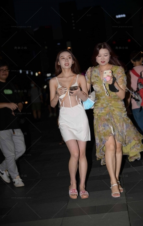 白色裙美女小姐姐跟闺蜜逛街