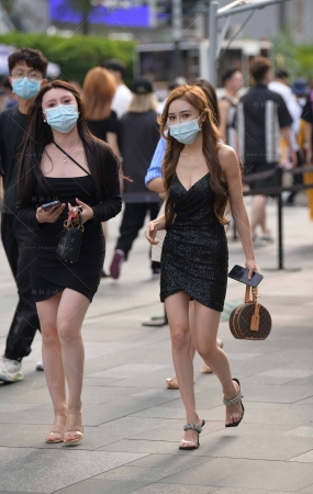 性感低胸吊带裙美女拍照打卡