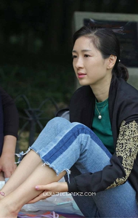 紧身7分牛仔美白少妇