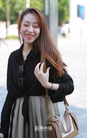 街拍笑容爽朗女子